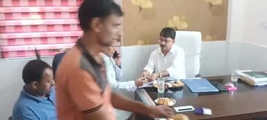 सुरसंड: पूर्व सांसद रामकुमार शर्मा ने सुरसंड प्रखंड क्षेत्र में किया भ्रमण, लोगों की सुनी समस्याएं से हुए रूबरू