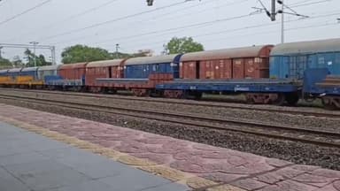 తాడేపల్లిగూడెం: కడకట్ల వద్ద రైల్వేట్రాక్‌పై ఆత్మహత్య చేసుకుంటానంటూ ఓ వివాహిత హల్‌చల్‌