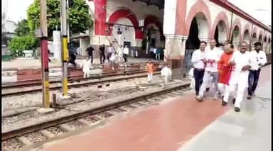 इटावा: रेलवे स्टेशन से सांसद शताब्दी ट्रैन द्वारा फफूंद के लिए हुए रवाना,आज से फफूंद रेलवे स्टेशन और हो रहा ठहराव,मिलेगी सुविधा