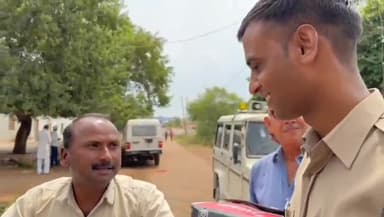 ग्वालियर गिर्द: हाईवे पर बिना हेलमेट के चल रहे शिक्षकों को ग्वालियर पुलिस ने हेलमेट किए भेंट