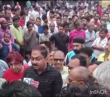 बिना मुआवजा दिए हो रहे रोड चौड़ीकरण के विरोध में रामनगर चौराहे पर उतरे व्यापारी, जमकर की नारेबाजी