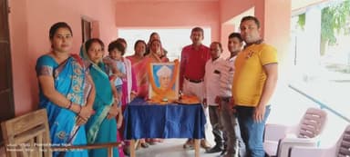 मनसाही:- धूम- धाम के साथ मनाया गया शिक्षक दिवस।
 केक काट कर याद किए डॉक्टर सर्वपल्ली राधाकृष्णन।