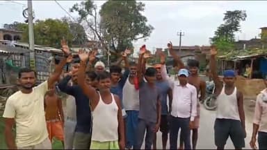 हरलाखी: हिसार गांव में सरकारी भूमि पर दबंगों द्वारा कब्जा किए जाने को लेकर ग्रामीणों ने किया विरोध प्रदर्शन