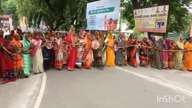 बहराइच: कलेक्ट्रेट कार्यालय 75 फीट लंबी राखी लेकर पहुंची समूह सखियां, डीएम को बांधी राखी