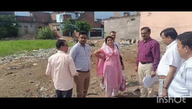 बाह: बाह के  बैंक के पास विवादित जमीन को लेकर पहुंचे एडीएम गेट बंदको लेकर जताई नाराजगी