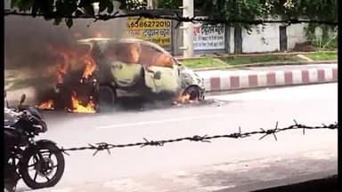 नदेसर मिंट हाउस पर चलती हुई कार में लगी आग ड्राइवर ने कुद की बचाई अपनी जान