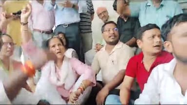 गोंडा: लेखा कार्यालय पर धरने पर बैठे कई शिक्षक, आज ही वेतन रिलीज कराने की कर रहे मांग