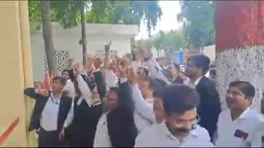 मुरादाबाद: हापुड़ की घटना को लेकर अधिवक्ताओं ने कलेक्ट्रेट पर किया विरोध-प्रदर्शन