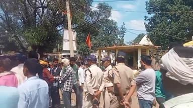 जयसिंहनगर: ग्राम बिजहा में ग्रामीणों ने बिजली की समस्या को लेकर ग्रामीणों ने किया चक्का जाम पुलिस मौके पर मौजूद