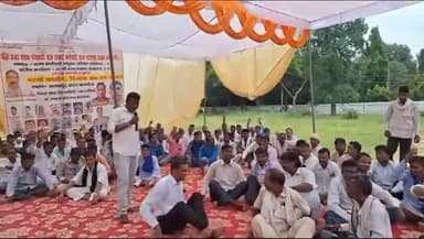 कन्नौज: ऑनलाइन उपस्थिति समेत तीन बिंदुओं के खिलाफ सफाई कर्मचारियों का एक दिवसीय धरना, कलेक्ट्रेट स्थित मैदान में बैठे।