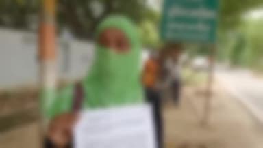 कन्नौज: शहर के एक कालोनी निवासी विवाहिता को गर्भवती होने के बाद पति और ससुरालियों ने निकाला, एसपी दफ्तर में लगाई गुहार।