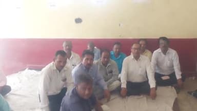 जलेसर: हापुड़ में अधिवक्ताओं पर हुए लाठीचार्ज के विरोध में तीसरे दिन भी जलेसर में अधिवक्ताओं की हड़ताल रही जारी