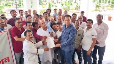 आगर: मंडी व्यापारी एसोसिएशन ने अपनी 11 सूत्री मांगों को लेकर मुख्यमंत्री के नाम आगर कलेक्ट्रेट में सौंपा ज्ञापन