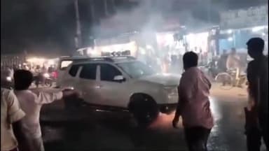 मोतिहारी: शहर के छतौनी चौक के समीप बिहार प्रदेश युवा राजजद प्रवक्ता के चलती गाड़ी में अचानक लगी आग बाल बाल बच्चे नेता संजय निराला