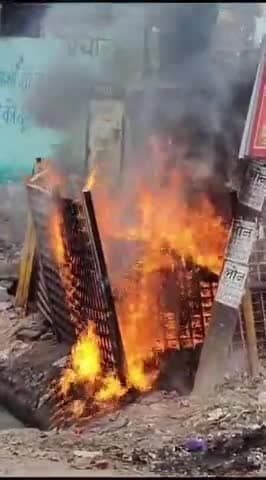 गाज़ियाबाद: भोपुरा रोड स्थित बिजली के ट्रांसफार्मर में लगी आग, स्थानीय लोगों की मदद से आग पर पाया गया काबू