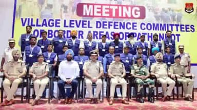 ਪਠਾਨਕੋਟ: ਡੀਜੀਪੀ ਨੇ 44 ਪਿੰਡਾਂ ਦੀਆਂ ਵਿਲੇਜ ਡਿਫੈਂਸ ਕਮੇਟੀਆਂ ਨੂੰ ਸਮਰੱਥ ਬਣਾਉਣ ਲਈ ਵਿਲੱਖਣ ਪਛਾਣ ਪੱਤਰ ਅਤੇ ਕਸਟਮ ਜੈਕਟਾਂ ਕੀਤੀਆਂ ਪ੍ਰਦਾਨ