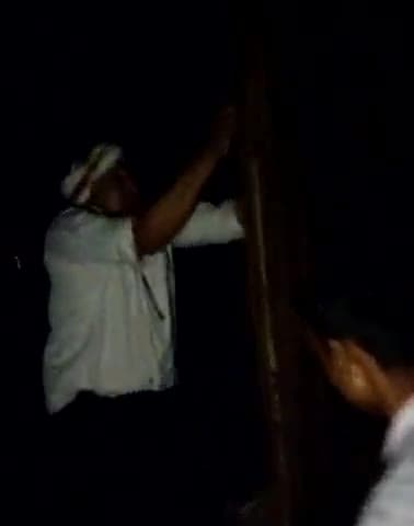 गोंडा: जन्मास्टमी में निर्बाध विजली आपूर्ति के हुए निर्देशक्रम में देर रात इटियाथोक में खराब लाइन को कर्मियों ने किया दुरुस्त