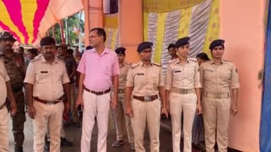 मंसूरचक: प्रखंड क्षेत्र में मेला की तैयारियों को लेकर निकाला गया फ्लैग मार्च, प्रखंड विकास पदाधिकारी व अंचलाधिकारी रहे मौजूद