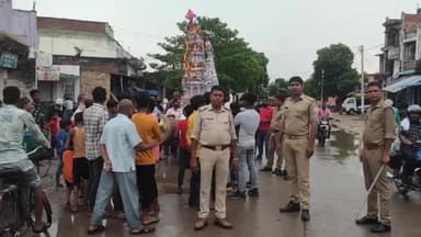 गोंडा: धानेपुर इलाके में परंपरागत ढ़ंग से कर्बला में दफन हुए ताजिए सुरक्षा व्यवस्था में मुस्तैद रहा पुलिस बल