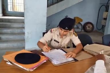रफीगंज: रफीगंज पुलिस ने चरकुपा गांव से रंगदारी एवं मारपीट के फरार अभियुक्त को गिरफ्तार कर भेजा जेल