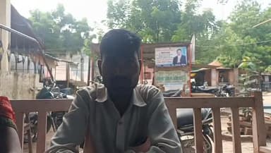 मड़ियाहू: नेवढ़िया थाना क्षेत्र के नेवढ़िया ग्राम निवासी सुरेश पहुंचे मडियाहू तहसील रजिस्टर कार्यालय दिया आपत्ति पत्र।