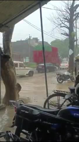 गोंडा: कस्बा बग्गीरोड में तेज हवाओं के साथ गिरा सड़क पर बिजली का तार आवागमन रहा ठप्प, बिजली कर्मियों ने किया बहाल