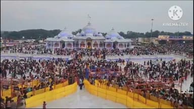 कुंडा: भक्ति धाम मनगढ़ में श्री कृष्ण जन्माष्टमी के अवसर पर उमड़ा आस्था का जन सैलाब, चप्पे चप्पे पर तैनात रही पुलिस