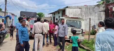 देवसर: गनियारी में बुलेरो वाहन अनियंत्रित होकर मकान टकराई, बड़ा हादसा टला