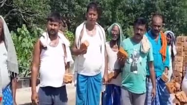 नौतन: मंगलपुर बजार चौक से बांधवा टोला तक की सड़क में पुलिया निर्माण में खराब ईंटों के उपयोग को लेकर ग्रामीणों ने किया प्रदर्शन