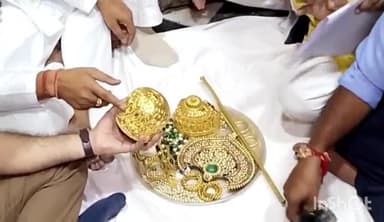 ग्वालियर गिर्द: फूलबाग चौराहे जन्माष्टमी पर राधा कृष्ण को पहनाए 100 करोड़ के जेबरात कड़ी सुरक्षा में बैंक से मंदिर पहुंचे गहने