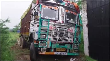 मांडू: बनवार स्थित बंद पड़ी फैक्ट्री से अवैध पोड़ा कोयला लदा एक दस चक्का ट्रक को कुजू पुलिस ने किया जब्त