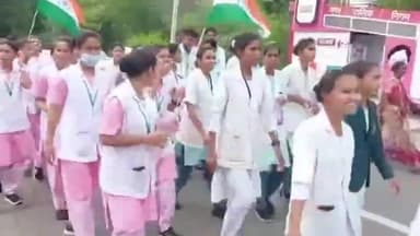 उज्जैन शहर: उज्जैन के कोठी रोड पर नर्सिंग के छात्र-छात्राओं द्वारा परीक्षा नहीं होने पर विरोध प्रदर्शन किया गया