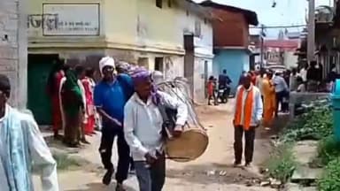 कटकमदाग: ग्राम सलगावां में मां दुर्गा की प्रतिमा निर्माण के लिए नगर भ्रमण कर नदी से लाई गई मिट्टी