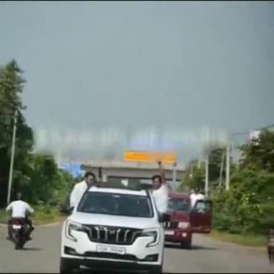 इटावा: चौबिया क्षेत्र के आगरा लखनऊ एक्सप्रेस-वे के समीप कार से स्टंट करते लड़कों का वीडियो वायरल, पुलिस ने काटा ₹15500 का चालान