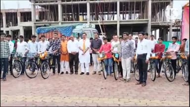 सुसनेर: सुसनेर के सीएम राइज स्कूल में गांवों से आने वाले 92 छात्रों को निशुल्क साइकिल   की गई वितरित, क्षेत्रीय विधायक रहे मौजूद