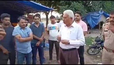 पंचकूला: सेक्टर-5 में आमरण अनशन पर बैठे आईटीआई इंस्ट्रक्टर को सीएम के ओएसडी ने जूस पिलाकर आमरण अनशन समाप्त करवाया