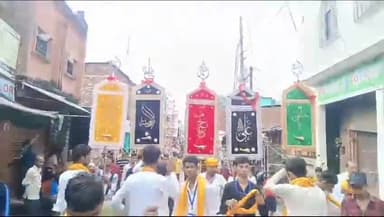 इटावा: सदर इलाके में शानो शौकत से निकाला गया चेहल्लुम के त्योहार पर ताजिए का जुलूस, जुलूस के दौरान पुलिस बल रहा मौजूद