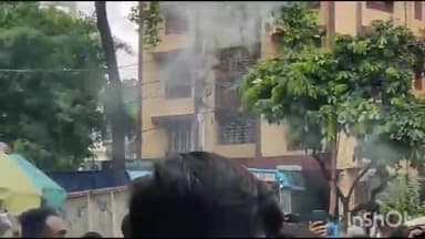 কলকাতা: আজ শাহরুখ খানের জওয়ান সিনেমা মুক্তি পাওয়ায় শাহরুখ খান ভক্তরা আনোয়ার শাহ রোডের নভিনা সিনেমা হলের সামনেআনন্দে মেতে উঠল