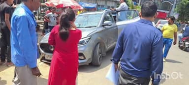 गाज़ियाबाद: नवयुग मार्केट में खुले नाले में गिरी कार, कार में बैठे लोग हुए चोटिल