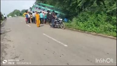 मोहम्मदगंज: कादलकुर्मी में स्टेयरिंग फेल होने से सड़क के नीचे उतरी सवारी बस को निकाल रही हाइड्रा गाड़ी भी पलटी, मौके पर पुलिस मौजूद