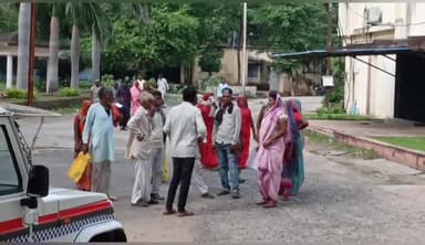 नरसिंहपुर: अवैध शराब की बिक्री रोकने की मांग को लेकर जामुनिया निवासी ग्रामीण महिलाएं पहुंची एसपी ऑफिस, एसपी से की कार्रवाई की मांग