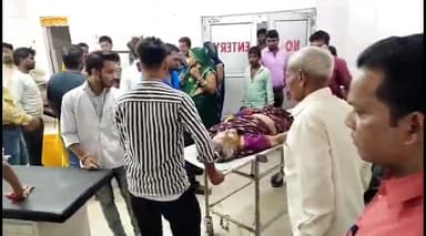 इटावा: चित्रहाट के पास गायों के झुंड से टकराने के कारण टेम्पो पलटा, हादसे में 3 महिलाएं हुईं घायल व जिला अस्पताल में भर्ती