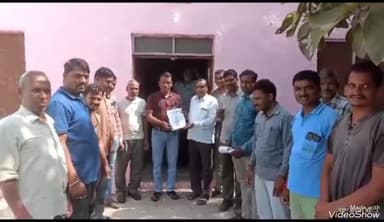 सुनेल: सिरपोई में किसानों ने खराब हुई फसलों का सर्वे कराने की मांग को लेकर कलेक्टर के नाम ग्राम विकास अधिकारी को दिया ज्ञापन