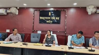 अररिया: समाहरणालय परिसर स्थित परमान सभागार में डीएम ने विभिन्न विभागों के अधिकारियों के साथ की समीक्षा बैठक, दिए कई निर्देश