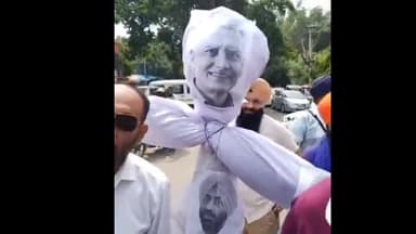 ਜਲੰਧਰ 1: ਧਾਰਮਿਕ ਸਮਾਜਿਕ ਜੱਥੇਬੰਦੀਆ ਵਲੋਂ ਡੀਸੀ ਦਫ਼ਤਰ ਦੇ ਬਾਹਰ ਭਾਜਪਾ ਪੰਜਾਬ ਦੇ ਪ੍ਰਧਾਨ ਸੁਨੀਲ ਜਾਖੜ ਤੇ ਕਾਂਗਰਸੀ ਆਗੂ ਸੁਖਪਾਲ ਦਾ ਪੁਤਲਾ ਫੂਕਿਆ