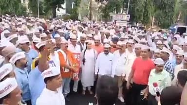 जबलपुर: OPS की मांग मध्य प्रदेश तृतीय वर्ग शासकीय कर्मचारी संघ जबलपुर ने घंटाघर चौराहे पर प्रदेश सरकार के खिलाफ खोला मोर्चा