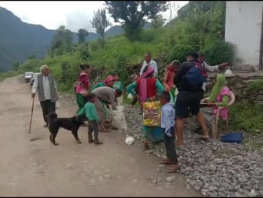 देवाल: स्वास्थ्य समिती मैटा मल्ला ने ग्रामीणों को वितरण किया ब्लीचिंग पाउडर गांव को स्वच्छ रखने की  अपील