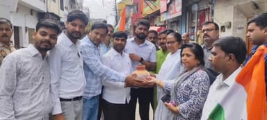 चंदौसी: चंदौसी में मेरी माटी मेरा देश कार्यक्रम के तहत भाजपा कार्यकर्ताओं ने घर-घर जाकर मिट्टी की एकत्रित