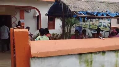 दरभा: बैंक ऑफ़ बड़ौदा नेगानार में लेनदेन में धोखाधड़ी होने से खाताधारक शिकायत लेकर पहुंची कामानार पुलिस चौकी।