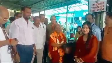 जबलपुर: मुख्यमंत्री तीर्थ दर्शन यात्रा के अंतर्गत भारत गौरव ट्रेन का जबलपुर स्टेशन पहुंचने पर ढोल नगाड़े से किया स्वागत